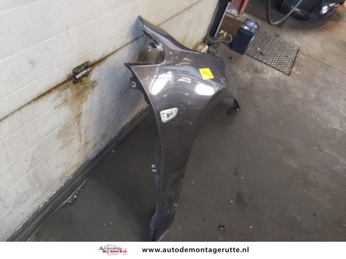 Spatbord rechts-voor van een Opel Astra J Sports Tourer (PD8/PE8/PF8) 1.4 16V ecoFLEX 2011