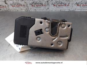 O153343 Gebruikte slotmechaniek achterdeur bus-bestel Opel Vivaro
