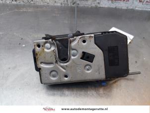 Gebruikte Portierslot Mechaniek 4Deurs rechts-voor Opel Vivaro 1.9 DI Prijs op aanvraag aangeboden door Autodemontage M.J. Rutte B.V.