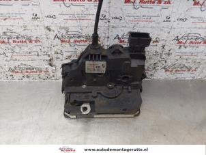 O153531 Gebruikte slotmechaniek portier 4deurs links-voor Opel Corsa