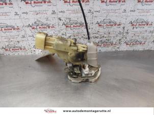 O153578 Gebruikte slotmechaniek portier 4deurs links-achter Toyota Yaris
