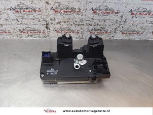 O153579 Gebruikte schuifdeur slotmechaniek rechts Opel Vivaro