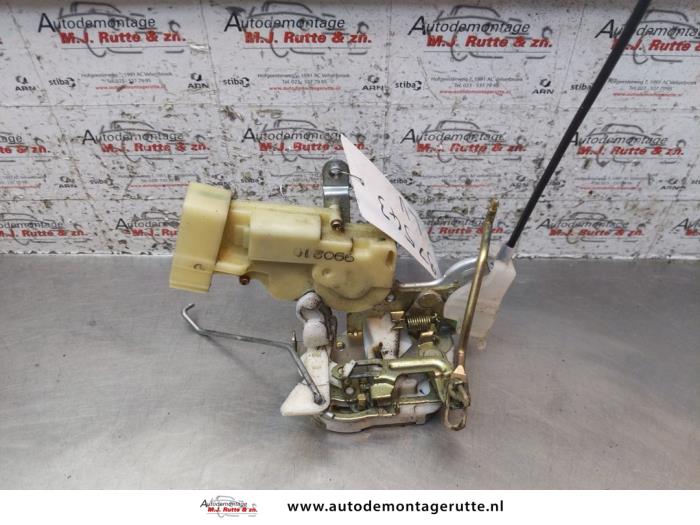 Deurslot Mechaniek 4Deurs links-voor van een Toyota Yaris (P1) 1.0 16V VVT-i 1999