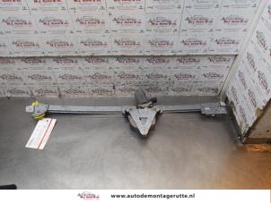 O153585 Gebruikte ruitmechaniek 2deurs rechts-voor Opel Vivaro
