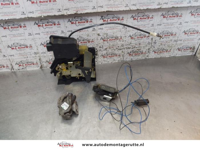 Gebruikte Slotmechaniek achterdeur Bus-Bestel Mercedes Vito O153632