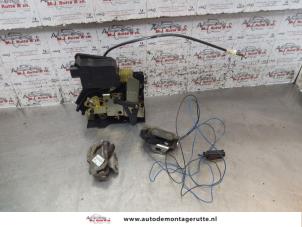 O153632 Gebruikte slotmechaniek achterdeur bus-bestel Mercedes Vito