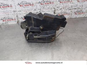 O153647 Gebruikte schuifdeur slotmechaniek rechts Mercedes Vito