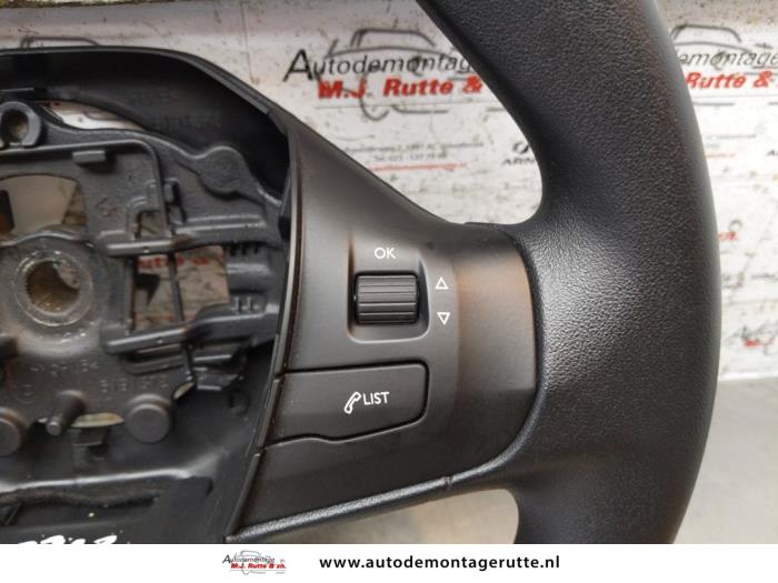 Stuurwiel van een Peugeot 208 I (CA/CC/CK/CL) 1.2 Vti 12V PureTech 82 2014