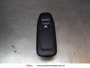 Gebruikte Elektrisch Raam Schakelaar Peugeot 208 I (CA/CC/CK/CL) 1.2 Vti 12V PureTech 82 Prijs € 15,00 Margeregeling aangeboden door Autodemontage M.J. Rutte B.V.