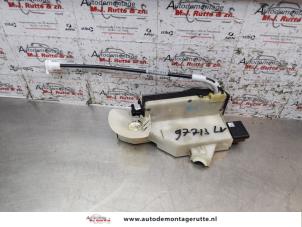 O153811 Gebruikte portierslot mechaniek 4deurs links-voor Peugeot 208