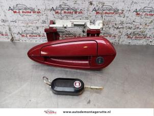 O153821 Gebruikte portiergreep 2deurs links Fiat Punto