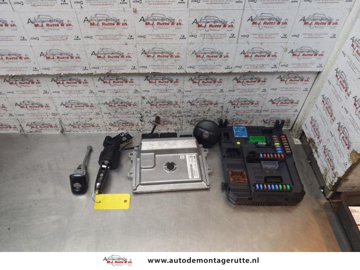 Gebruikte Kontaktslot + computer Peugeot 208 O153876