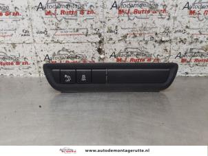 O153895 Gebruikte schakelaar esp Peugeot 208