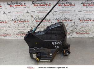 O154115 Gebruikte portierslot mechaniek 4deurs links-voor Subaru Justy