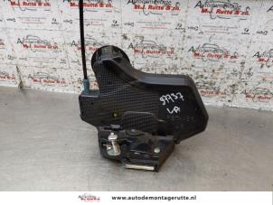 O154125 Gebruikte deurslot mechaniek 4deurs links-achter Subaru Justy