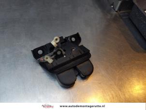 O154298 Gebruikte slotmechaniek achterklep Audi A4