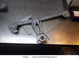 O154331 Gebruikte ruitmechaniek 4deurs links-voor Peugeot 107
