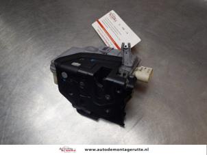 O154392 Gebruikte slotmechaniek portier 4deurs links-voor Volkswagen Passat