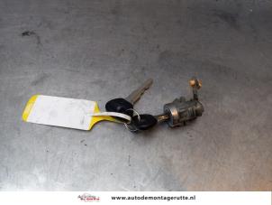 O154663 Gebruikte portierslot cilinder links Mazda 323F