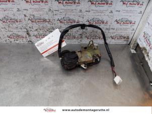 O154666 Gebruikte slotmechaniek portier 4deurs links-voor Mazda 323F