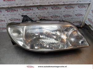 O154668 Gebruikte rechter koplamp Mazda 323F