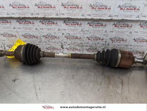 O154819 Gebruikte steekas links-voor Peugeot 207