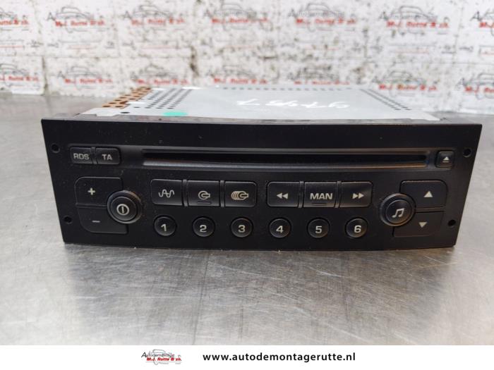 Radio van een Peugeot 1007 (KM) 1.6 GTI,Gentry 16V 2008