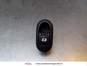 O155051 Gebruikte schakelaar elektrisch raam Peugeot 1007