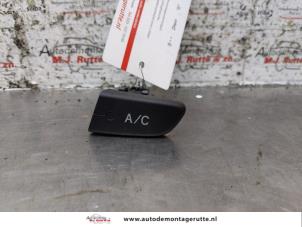 O155202 Gebruikte schakelaar airco Peugeot 107