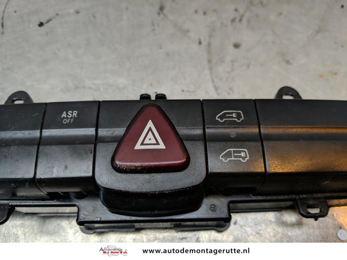 Alarmlicht Schakelaar van een Volkswagen Crafter 2.5 TDI 30/32/35/46/50 2007