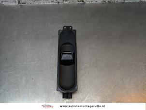 Gebruikte Elektrisch Raam Schakelaar Volkswagen Crafter 2.5 TDI 30/32/35/46/50 Prijs € 15,00 Margeregeling aangeboden door Autodemontage M.J. Rutte B.V.