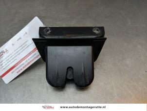 Gebruikte Slotmechaniek Achterklep Audi A2 (8Z0) 1.4 16V Prijs op aanvraag aangeboden door Autodemontage M.J. Rutte B.V.