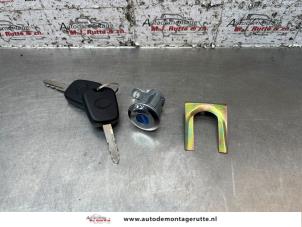 Nieuwe Deurslot Cilinder rechts Toyota Aygo Prijs € 25,00 Inclusief btw aangeboden door Autodemontage M.J. Rutte B.V.