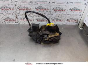 O155484 Gebruikte slotmechaniek portier 4deurs links-achter Kia Carens