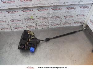 O155580 Gebruikte deurslot mechaniek 4deurs links-voor Skoda Fabia
