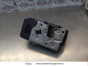 O155827 Gebruikte slotmechaniek achterdeur bus-bestel Renault Trafic