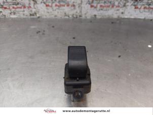 O155993 Gebruikte elektrisch raam schakelaar Mazda 2.