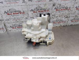 O156126 Gebruikte slotmechaniek portier 2deurs links Peugeot Bipper
