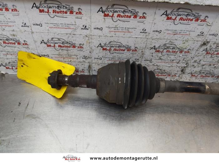 Aandrijfas links-voor van een Opel Zafira (M75) 1.6 16V 2013