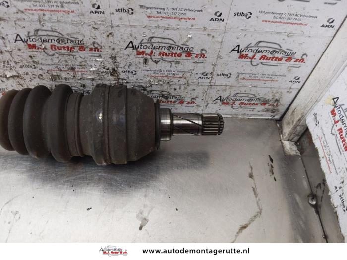 Aandrijfas links-voor van een Opel Zafira (M75) 1.6 16V 2013