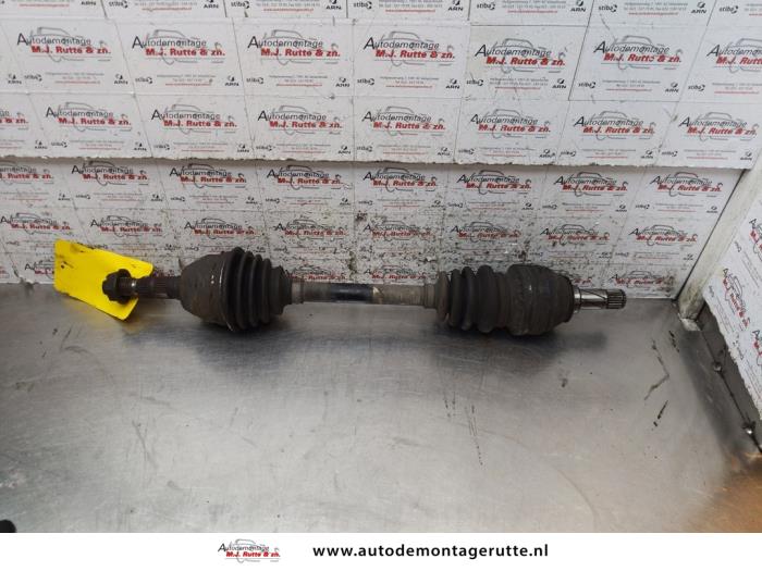 Aandrijfas links-voor van een Opel Zafira (M75) 1.6 16V 2013