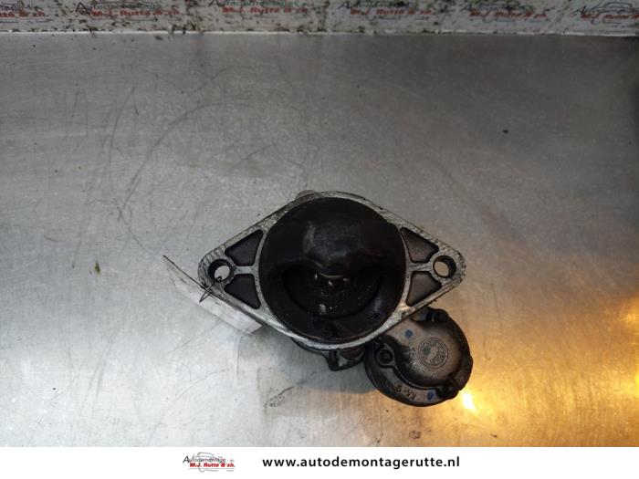 Startmotor van een Opel Zafira (M75) 1.6 16V 2013