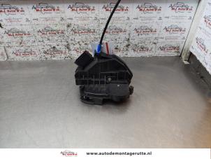 O156812 Gebruikte slotmechaniek portier 2deurs links Ford Fiesta