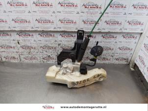 O156818 Gebruikte portierslot mechaniek 4deurs links-voor Lancia Y(Psilon)