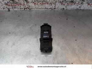 O157003 Gebruikte schakelaar elektrisch raam Toyota Corolla Verso