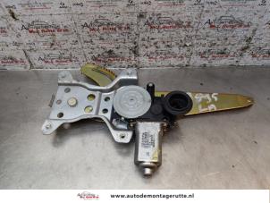 O157012 Gebruikte ruitmechaniek 4deurs links-achter Toyota Corolla Verso