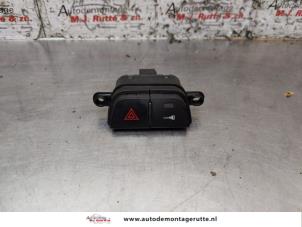 O157023 Gebruikte schakelaar paniekverlichting Alfa Romeo Mito