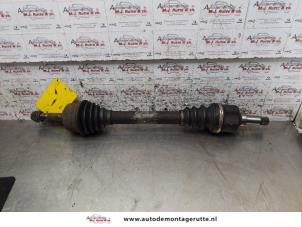 O157093 Gebruikte aandrijfas links-voor Peugeot 206