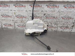 O157280 Gebruikte portierslot mechaniek 2deurs links Citroen C2