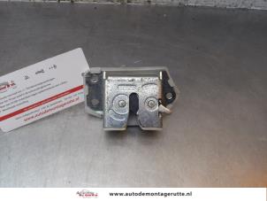 O157326 Gebruikte slotmechaniek achterklep Nissan Pixo